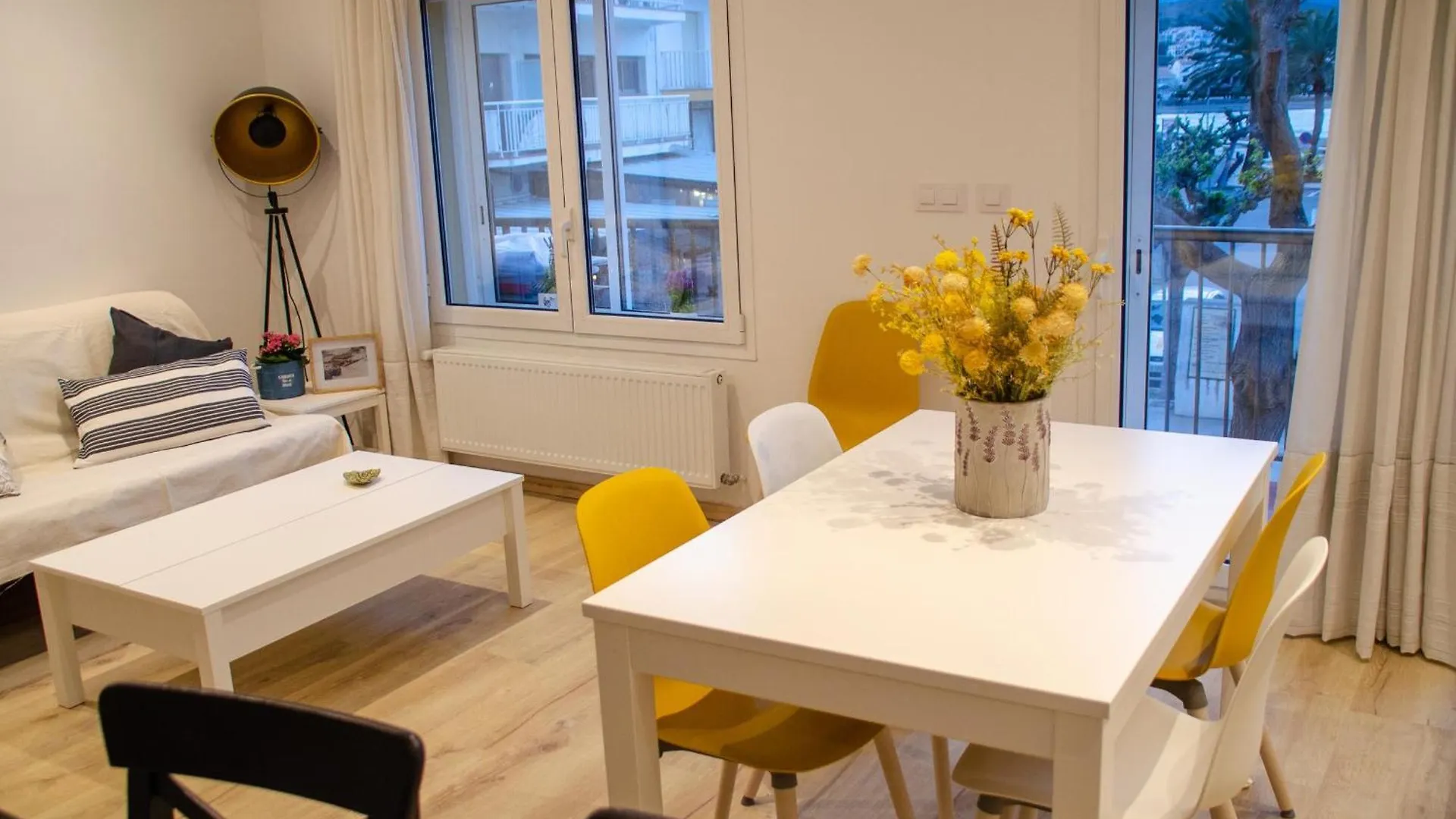 Narcis Monturiol - Apartamento Con Terraza Y Vistas A La Playa Del Port De Llanca. - Es-228-79