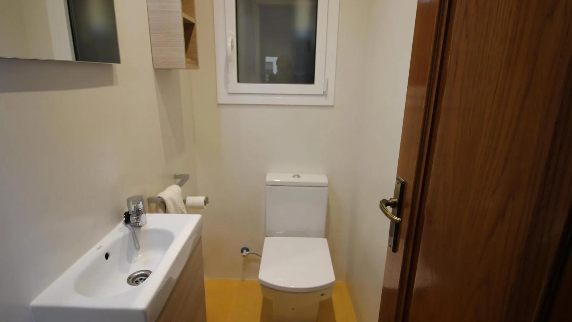 Narcis Monturiol - Apartamento Con Terraza Y Vistas A La Playa Del Port De Llanca. - Es-228-79