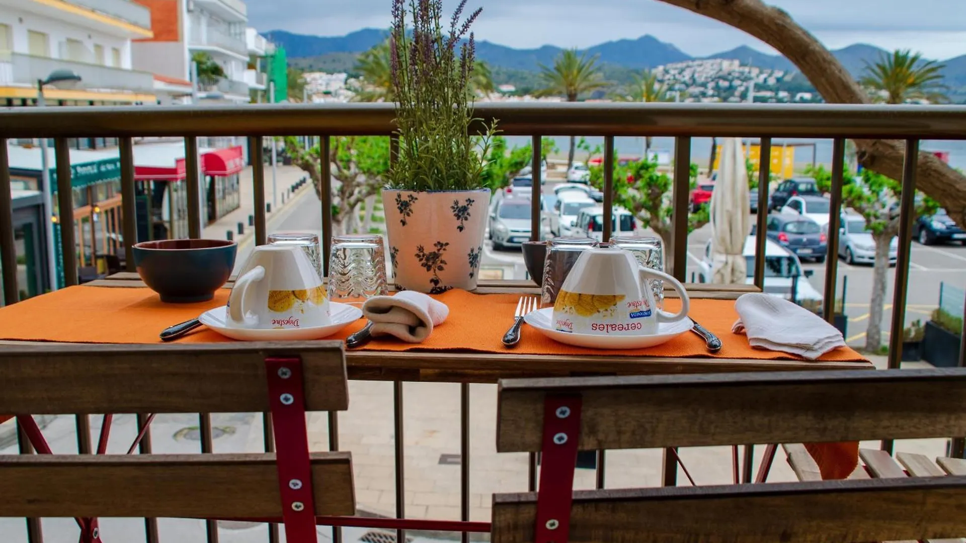 Narcis Monturiol - Apartamento Con Terraza Y Vistas A La Playa Del Port De Llanca. - Es-228-79