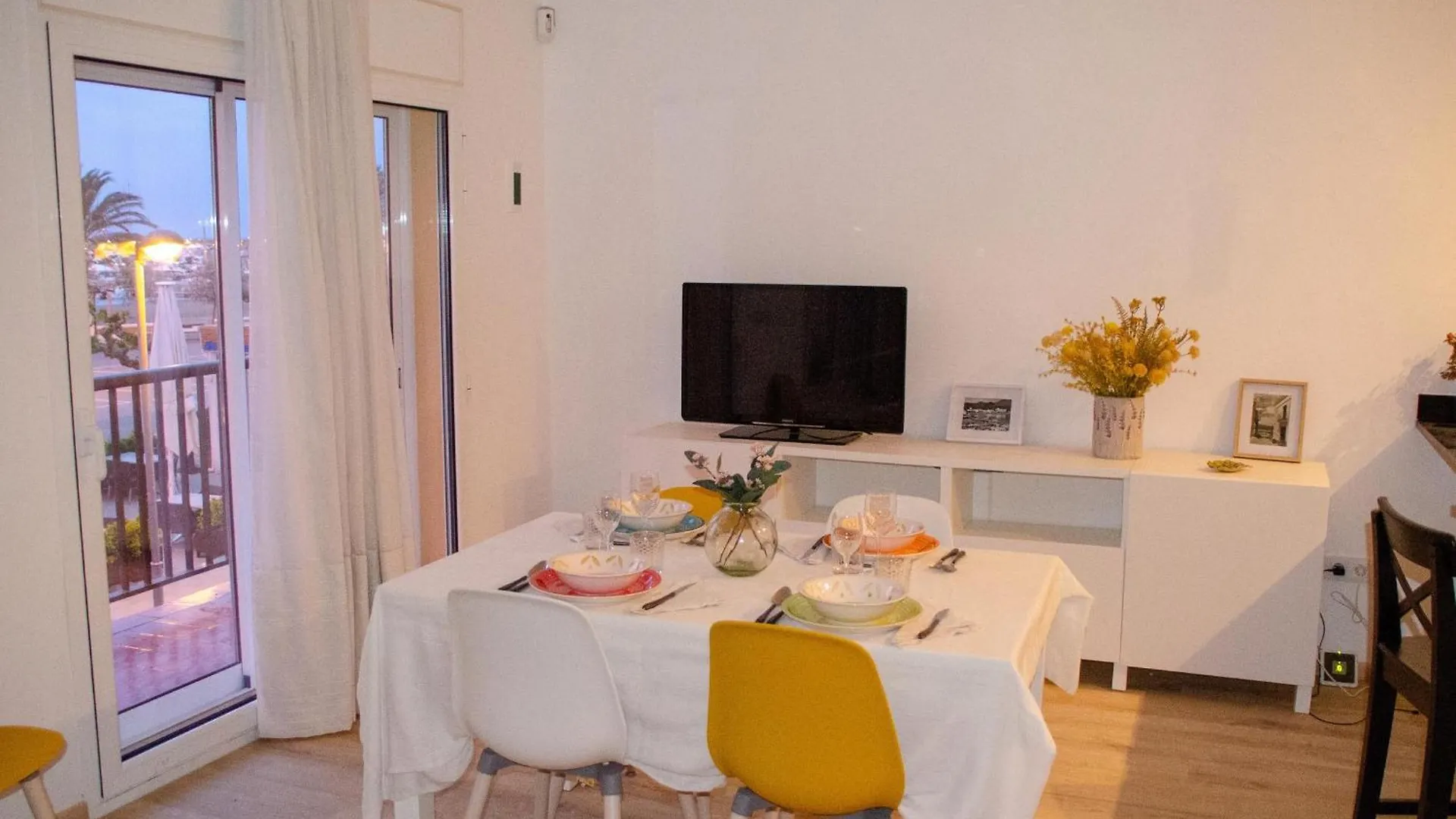 公寓 Narcis Monturiol - Apartamento Con Terraza Y Vistas A La Playa Del Port De Llanca. - Es-228-79