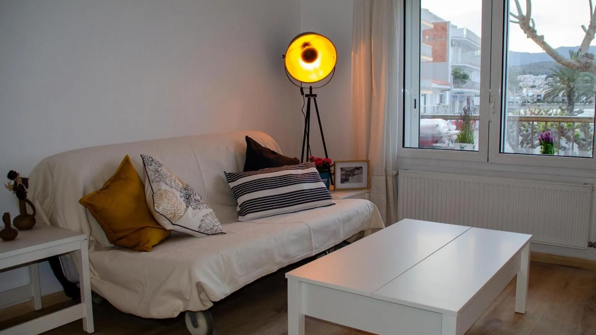 Narcis Monturiol - Apartamento Con Terraza Y Vistas A La Playa Del Port De Llanca. - Es-228-79 0*, يانكا إسبانيا