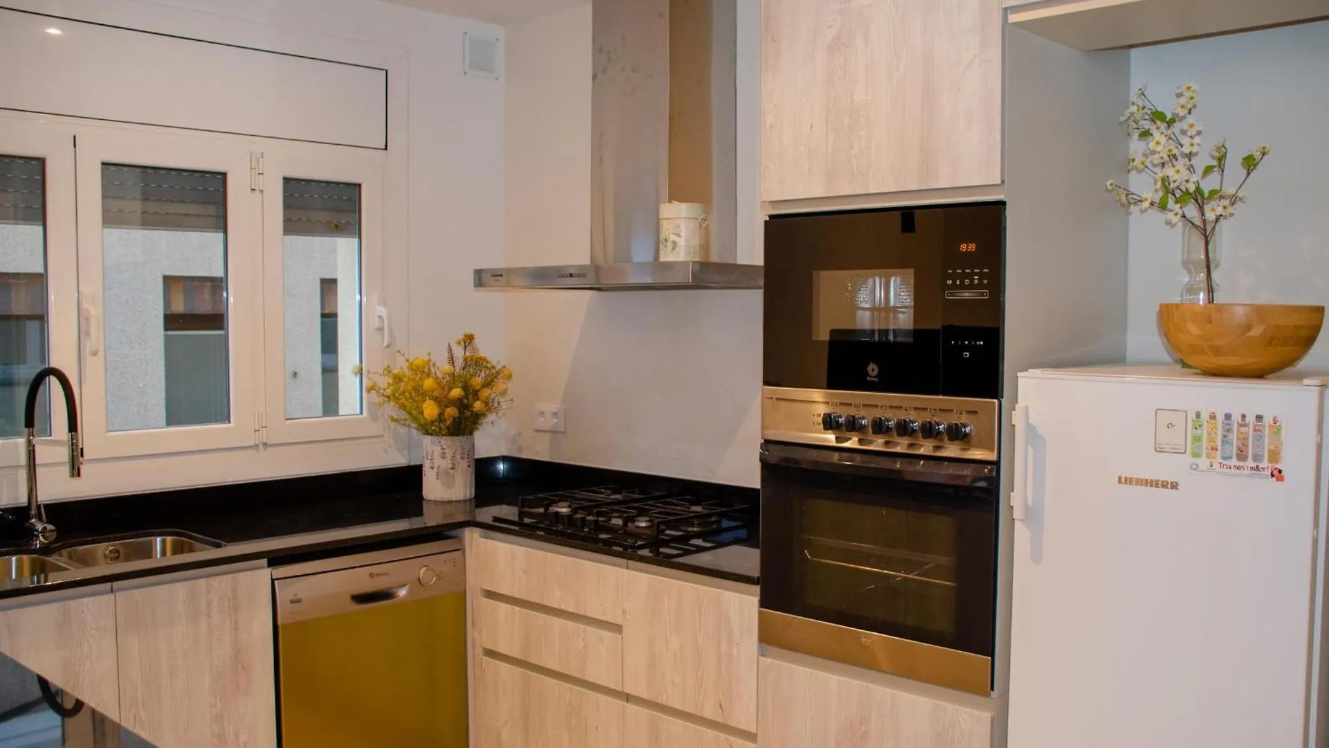 شقة Narcis Monturiol - Apartamento Con Terraza Y Vistas A La Playa Del Port De Llanca. - Es-228-79